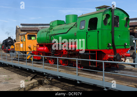 Locomotive à vapeur FLC-077 (Meiningen) et locomotive diesel BEWAG DL2 (Typ Jung RK 15 B) sur la platine de fer Banque D'Images