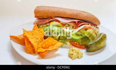 Un sandwich sous italien frais garnis de tomates, poivrons et laitue Banque D'Images