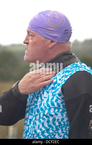 Un homme se prépare à prendre part à la bog-tuba en championnat Waen Rhydd tourbière, Llanwrtyd Wells, Mid Wales. Banque D'Images