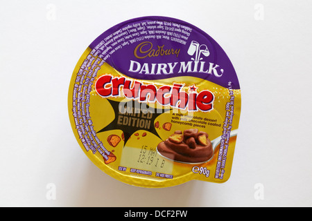 Limited Edition Cadbury Crunchie Lait Lait au chocolat au lait un dessert avec du chocolat au lait miel couché morceaux isolé sur fond blanc Banque D'Images