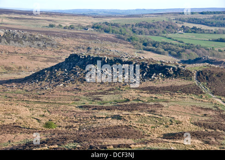 Carl Wark, une commune sur Hathersage Moor vu de Higger Tor, Peak District, UK Banque D'Images