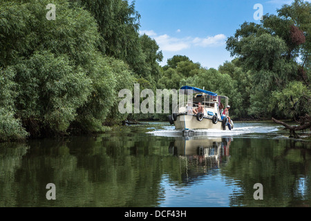 Delta du Danube, branche de Sulina, touristes en bateau, Roumanie, Dobrogea, Réserve de biosphère de l'UNESCO Banque D'Images