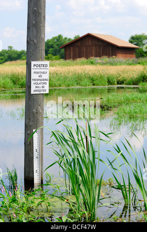 Posté signer aucune intrusion et de niveau d'eau graphique sur l'habitat de marais. Banque D'Images