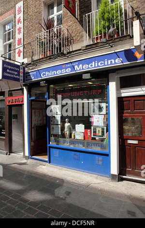 La médecine traditionnelle chinoise shop dans Chinatown, Londres, Angleterre. Banque D'Images