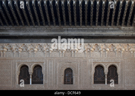 Afficher des fenêtres, les colonnes, les stucs et le plafond en bois dans la région de Palais Nasrides de l'Alhambra de Grenade, Andalousie, espagne. Banque D'Images