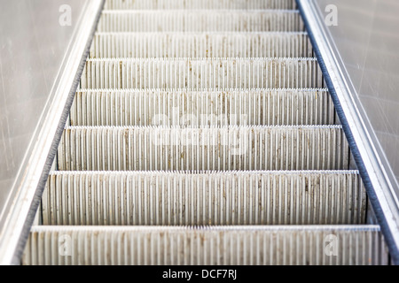 Libre d'un fortement utilisées et usées escalier escalator Banque D'Images