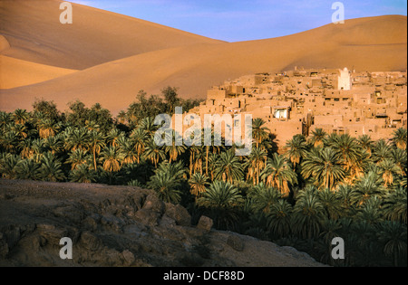 Dunes de sable du Grand Erg occidental sur l'oaisis tour canton de Taghit, au nord-ouest de l'Algérie. Banque D'Images