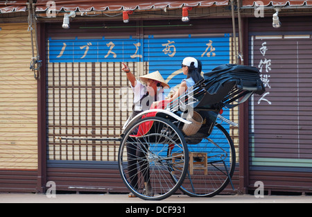 Jinrikisha runner / tour guide habillé en costume traditionnel, Denpoin dori, Asakusa Banque D'Images