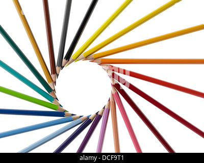 Arrangement en spirale de crayons de couleur en blanc retour Banque D'Images