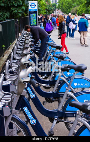 Les personnes qui reçoivent des vélos de location à Hyde Park, Londres Banque D'Images
