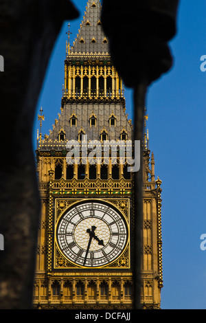 Big Ben clock tower vue par Winston Churchill statue en place du Parlement, Londres Banque D'Images