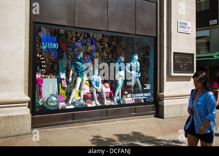 Denim studio présentation fenêtre Selfridges sur Oxford Street, Londres Banque D'Images