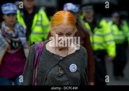 Balcombe West Sussex, UK. Août 16, 2013. Créatrice de mode britannique Vivienne Westwoods se joint aux manifestants à la fracturation anti camping près du village Balcombe que l'énergie société Cuadrilla plans à l'échelle vers le bas d'opérations de forage sur des conseils de police Credit : amer ghazzal/Alamy Live News Banque D'Images