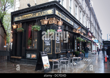 London Pub Bras Stanhope Gloucester Street Westminster Banque D'Images