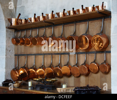 Casseroles en cuivre dans la cuisine de Vaux-le-Vicomte Banque D'Images