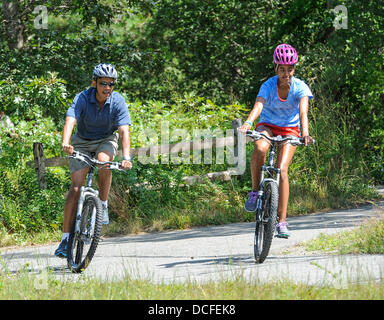 Martha's Vineyard, Massachusetts, USA. 16e Août 2013. Le président des États-Unis Barack Obama va le vélo avec sa fille Malia pendant leurs vacances dans la région de West Tisbury sur Martha's Vineyard, Massachusetts le 16 août 2013. Ils ont été rejoints sur le trajet par la Première Dame (pas sur la photo) et sa fille Sasha Obama (pas sur la photo). Credit : Rick Friedman/CNP/afp photo alliance/Alamy Live News Banque D'Images