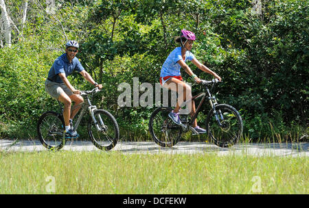 Martha's Vineyard, Massachusetts, USA. 16e Août 2013. Le président des États-Unis Barack Obama va le vélo avec sa fille Malia pendant leurs vacances dans la région de West Tisbury sur Martha's Vineyard, Massachusetts le 16 août 2013. Ils ont été rejoints sur le trajet par la Première Dame (pas sur la photo) et sa fille Sasha Obama (pas sur la photo). Credit : Rick Friedman/CNP/afp photo alliance/Alamy Live News Banque D'Images