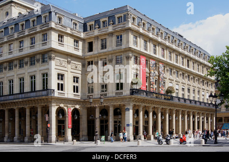 Salle Richelieu, le théâtre de la Comédie-Française à Paris. La Place Colette est sur la droite, la Place André-Malraux sur t Banque D'Images