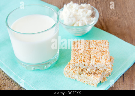 Le calcium produits : lait, de sésame, de fromage cottage et de serviette de table en bois, Close up, horizontal Banque D'Images