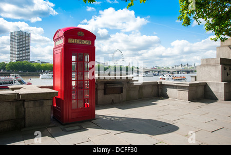 Boîte de téléphone rouge près de la Tamise, Londres, Angleterre Banque D'Images