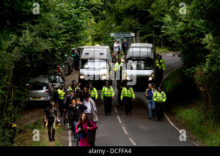 16 août 2013. Balcombe West Sussex, UK British Fashion designer Vivienne Westwoods se joint aux manifestants à la fracturation anti ours camping le village Balcombe que l'énergie société Cuadrilla plans à l'échelle vers le bas d'opérations de forage sur des conseils de police Banque D'Images