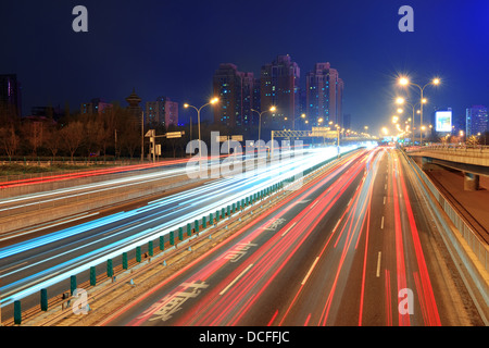 Le trafic important de la route de Pékin la nuit. Banque D'Images