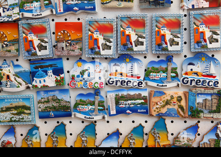 Rhodes et la Grèce des aimants de réfrigérateur sont vendues à un magasin de souvenirs à Lindos, Rhodes, Grèce. Banque D'Images