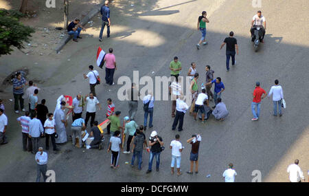 Le Caire, Le Caire, Égypte. Août 16, 2013. Les partisans de l'ancien Président Mohammed Morsi en conflit avec les forces de sécurité égyptiennes dans Ramses square, dans le centre du Caire, Égypte, vendredi 16 août, 2013. Des tirs nourris ont retenti vendredi dans tout le Caire alors que des dizaines de milliers de partisans des Frères musulmans se sont affrontés avec les résidents d'autodéfense dans les combats de rue les plus féroces d'engloutir la capitale depuis le soulèvement du Printemps arabe du pays. Des dizaines de personnes ont été tués dans les combats à l'échelle nationale, y compris les fonctionnaires de police Credit : Ahmed Asad APA/Images/ZUMAPRESS.com/Alamy Live News Banque D'Images