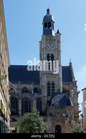 L'horloge de l'église Saint Etienne du Mont, vue de la rue de la Montagne Sainte-Geneviève à Paris Banque D'Images