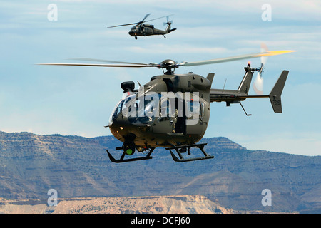 UH-72 de l'armée américaine d'hélicoptères Lakota vole avec un UH-60 Black Hawk le 29 juillet 2013 plus de Grand Junction, CO. Banque D'Images