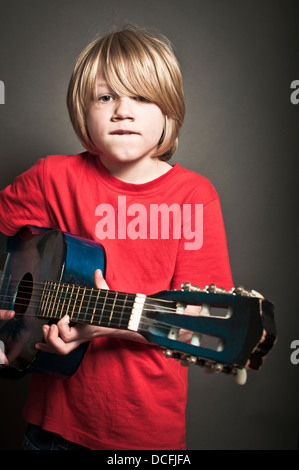 Enfant jouant de la guitare Banque D'Images