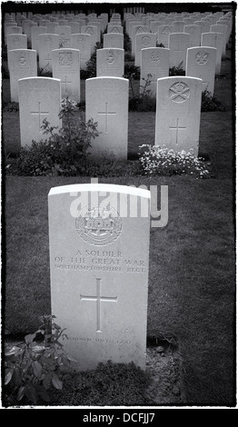 N'oublions jamais. Tombes de soldats qui se sont battus et sont morts dans la Grande Guerre de 1914-1918. Banque D'Images