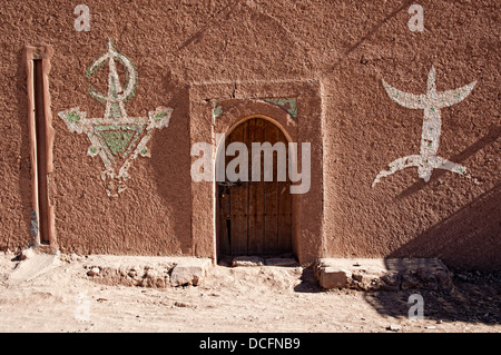 Caractères peints sur un mur dans une Kasbah, Zagora, vallée du Drâa, Maroc Banque D'Images