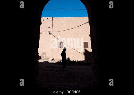 Homme marchant dans les rues de la casbah, Zagora, vallée du Drâa, Maroc Banque D'Images