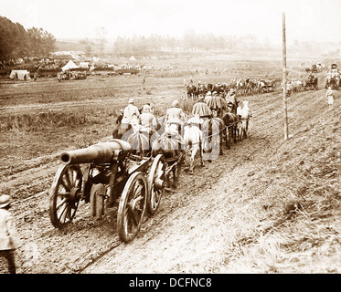 La Somme - les troupes britanniques avec un canon allemand capturé pendant la WW1 Banque D'Images