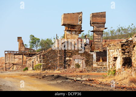 Mine de cuivre abandonnée avec de vieux bâtiments en pierre Banque D'Images