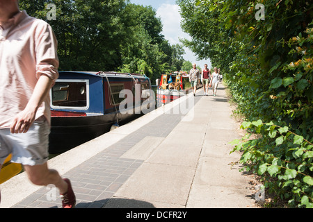 En marchant le long de la Regent's Canal à Londres aux côtés de jour d'ona maison amarrés les bateaux. Banque D'Images