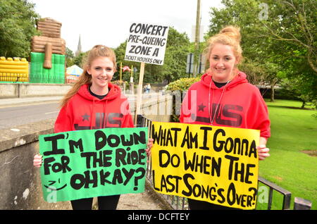 L'Irlande, Royaume-Uni. Août 16, 2013. Kira et Louisce de Dublin, premier dans la file d'attente à la JLS concert, à Tralee. La queue du 930m, le concert à Denny Street Tralee set pour commencer à 19h. Credit : James Loveridge/Alamy Live News Banque D'Images