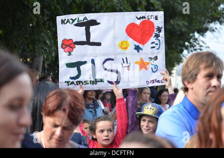 L'Irlande, Royaume-Uni. Août 16, 2013. Dans la foule des fans de la Rose de Tralee Festival 2013 manifester leur appui à la bande JLS Crédit : James Loveridge/Alamy Live News Banque D'Images