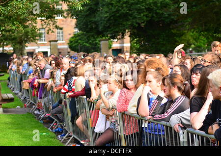 L'Irlande, Royaume-Uni. Août 16, 2013. Des centaines d'attente dans Tralee, Co.Kerry Ireland en prévision de l'exécution de X Factor 2008 finalistes JLS Crédit : James Loveridge/Alamy Live News Banque D'Images