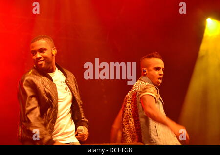 L'Irlande, Royaume-Uni. Août 16, 2013. Ortise Williams et Aston Merrygold, membre du band JLS (finalistes de la cinquième série d'ITV réalité talent show le facteur X en 2008) effectué à la Rose de Tralee Festival 2013 à Tralee, Co.Kerry, Irlande. Leur dernière performance irlandaise en plein air. Plusieurs "meet and greet fans' -surtout des enfants, ont été déçus lorsque les membres du groupe ont refusé de signer des autographes ou poser pour des photos. Credit : James Loveridge/Alamy Live News Banque D'Images