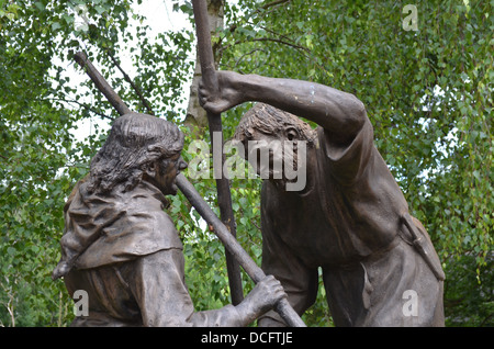 Statue de Robin des Bois et petit Jean dans la forêt de Sherwood Visitors Center Banque D'Images