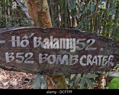 D'un signe indiquant un cratère de bombe faite par un bombardier B-52 de l'USAF pendant la guerre du Vietnam. Les Tunnels de Cu Chi, Saigon, Vietnam. Banque D'Images