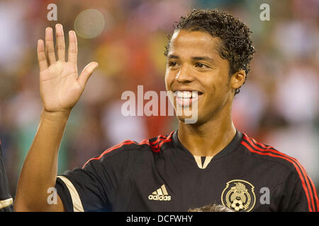 14 août 2013 - East Rutherford, New Jersey, États-Unis - 14 août 2013 le milieu de terrain de l'équipe nationale du Mexique : Giovani Dos Santos (10) sourires et des vagues à la foule avant le match amical entre le Mexique et la Côte d'Ivoire au stade de la métropolitaine, East Rutherford, New Jersey. Le Mexique a battu la Côte d'Ivoire 4-1. Banque D'Images