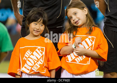 14 août 2013 - East Rutherford, New Jersey, États-Unis - 14 août 2013 : Deux jolies jeunes femmes sourire alors qu'ils en sont le port de Home Depot shirts avant le match amical entre le Mexique et la Côte d'Ivoire au stade de la métropolitaine, East Rutherford, New Jersey. Le Mexique a battu la Côte d'Ivoire 4-1. Banque D'Images