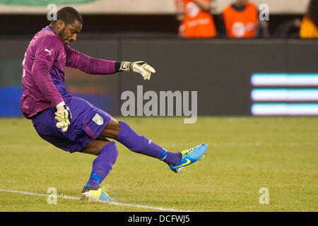 14 août 2013 - East Rutherford, New Jersey, États-Unis - 14 août 2013 Côte d'Ivoire : le gardien de l'équipe nationale Boubacar Barry (1) exécute un coup de pied de but au cours de la match amical entre le Mexique et la Côte d'Ivoire au stade de la métropolitaine, East Rutherford, New Jersey. Le Mexique a battu la Côte d'Ivoire 4-1. Banque D'Images