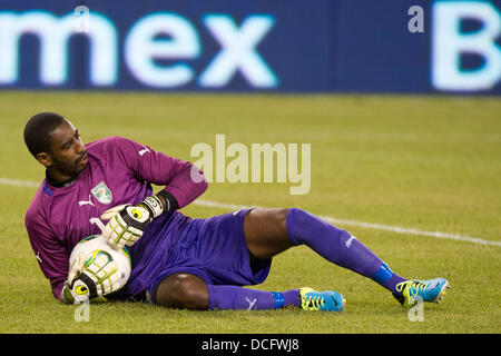 14 août 2013 - East Rutherford, New Jersey, États-Unis - 14 août 2013 Côte d'Ivoire : le gardien de l'équipe nationale Boubacar Barry (1) fixe sur le terrain tient le ballon après une sauvegarde au cours de la match amical entre le Mexique et la Côte d'Ivoire au stade de la métropolitaine, East Rutherford, New Jersey. Le Mexique a battu la Côte d'Ivoire 4-1. Banque D'Images