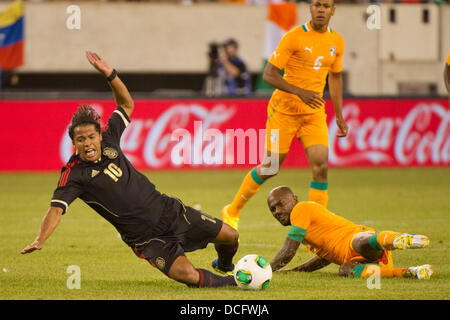 14 août 2013 - East Rutherford, New Jersey, États-Unis - 14 août 2013 le milieu de terrain de l'équipe nationale du Mexique : Giovani Dos Santos (10) tombe vers le bas après avoir été abordées au cours du match amical entre le Mexique et la Côte d'Ivoire au stade de la métropolitaine, East Rutherford, New Jersey. Le Mexique a battu la Côte d'Ivoire 4-1. Banque D'Images