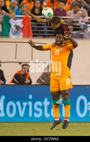 14 août 2013 - East Rutherford, New Jersey, États-Unis - 14 août 2013 : l'équipe nationale du Mexique defender Diego Reyes (4) dirige le ballon au-dessus de l'avant de l'Équipe nationale de la Côte d'Ivoire Wilfried Bony (12) lors de la match amical entre le Mexique et la Côte d'Ivoire au stade de la métropolitaine, East Rutherford, New Jersey. Banque D'Images