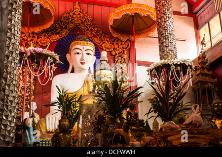 Statue de Bouddha de style Shan , Wat Papoa Chiangmai Thailand Banque D'Images